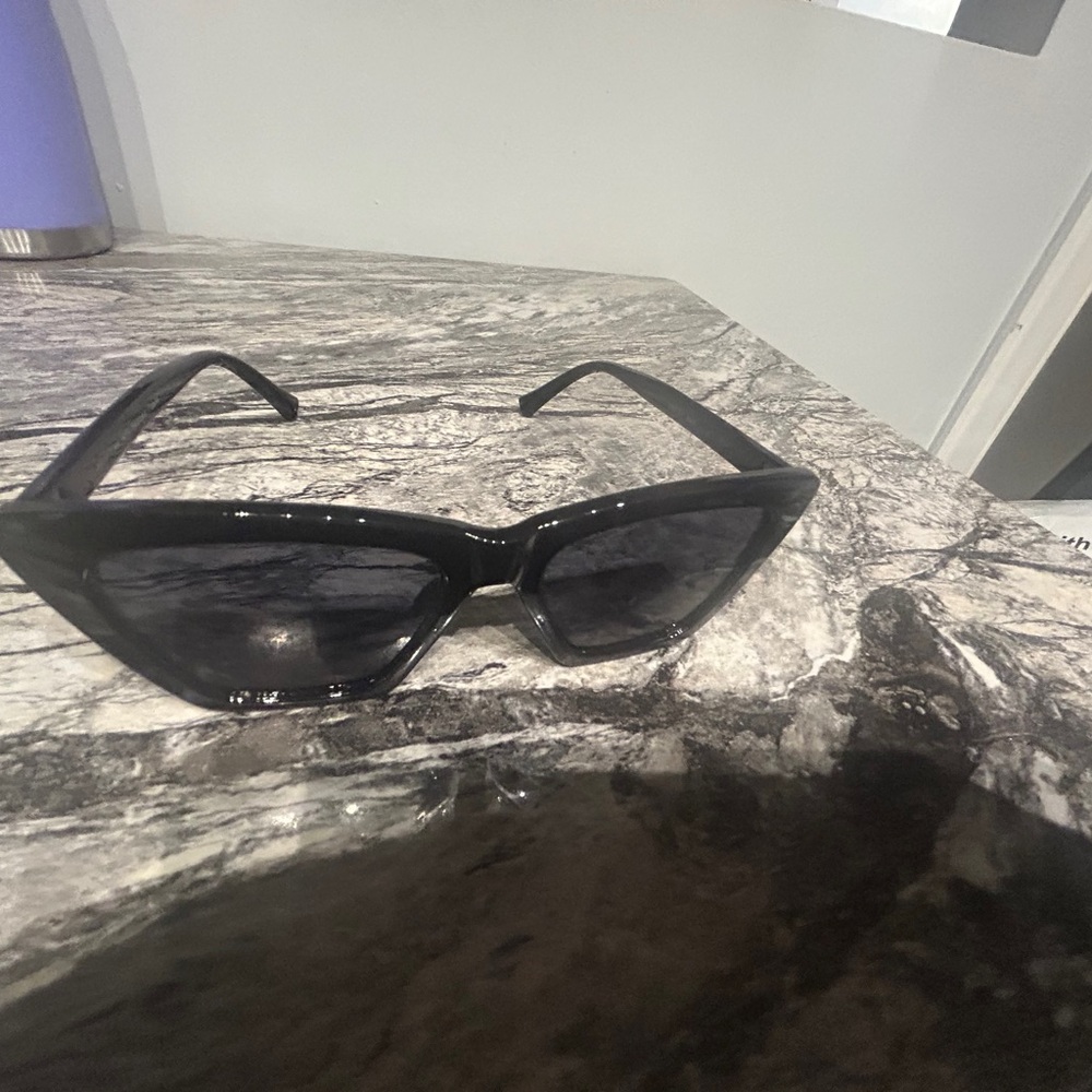 Black Angular Cat-Eye Sunglasses - image 8